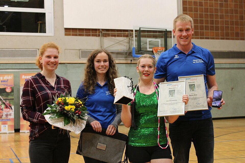 Laura Piek, Maren Schwede und Rasmus Jakobsmeyer überreichen den Sportjugend-Award an Jana Diestelhorst. Monika Meier ist per Video zugeschaltet.