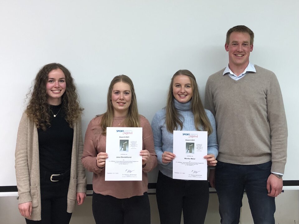 Maren Schwede und Rasmus Jakobsmeyer überreichen Jana Diestelhorst und Monika Meier den Sportjugend-Award.