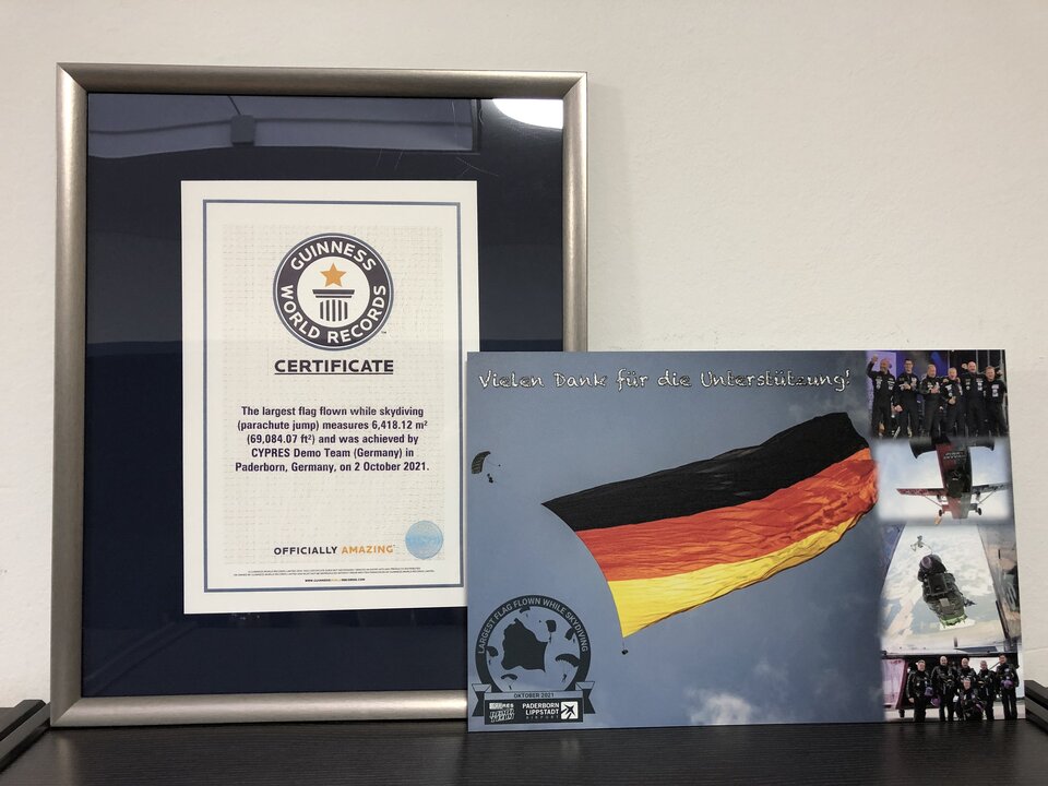 Das Bild zeigt die Guinness-World-Records Urkunde und das Bild als Dankeschön für die Unterstützung.